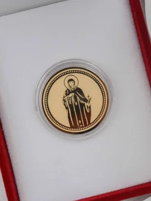 Dukatski zlatnik sa likom Svete Petke, pravoslavne svetiteljke i zaštitnice zdravlja, porodice i vere. Ugraviran u visokom kvalitetu i smešten u crvenu kutiju sa belom postavom. Idealno za duhovni poklon, ličnu zaštitu ili kolekcionarsku vrednost.