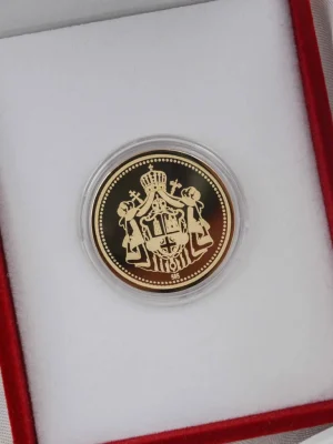 Zlatni zlatnik sa prikazom srpskog grba. Kompozicija simbolizuje očuvanje tradicije i ljubav prema otadžbini. Upakovan u crvenu kutiju sa belom postavom – savršen za poklon, jubilej ili kolekcionarsku svrhu.