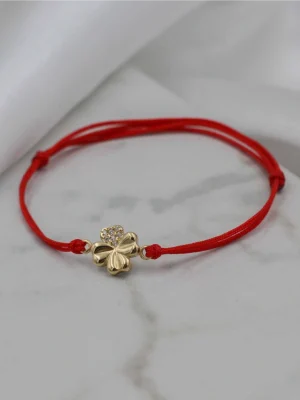 Konac narukvica sa zlatnim priveskom u obliku deteline sa četiri lista. Simbol sreće i pozitivne energije. Finoća zlata 585, podesiv konac.