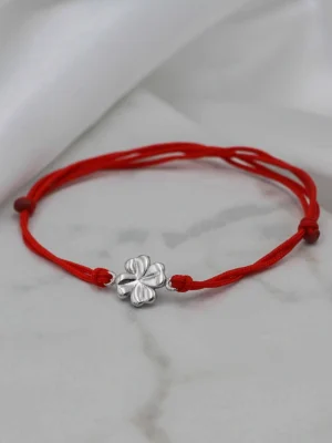 Zlatna konac narukvica sa priveskom u obliku deteline sa četiri lista. Simbol sreće, uspeha i pozitivne energije. Zlato 585, podesiv konac.