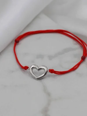 Narukvica sa zlatnim priveskom srca simbolizuje ljubav i brižnost. Zlato 585, podesiv konac. Poklon za partnera, porodicu ili prijatelja.