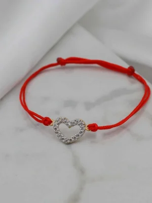 Zlatna konac narukvica sa priveskom u obliku srca. Simbol ljubavi i duboke povezanosti. Zlato 585, lagana i podesiva narukvica za svaki dan.