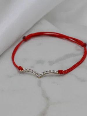 Zlatna konac narukvica sa priveskom u obliku strele. Simbol napretka, fokusa i odlučnosti. Zlato 585, podesiv konac, elegantan i snažan komad nakita.