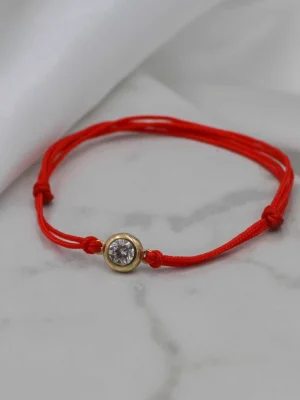 Zlatna konac narukvica sa priveskom u obliku oka. Simbol zaštite, budnosti i unutrašnje snage. Zlato 585, konac podesiv. Elegantna narukvica sa značenjem.