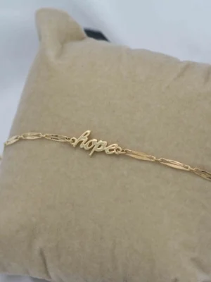 zlatna narukvica hope od belog ili žutog zlata, simbol nade i elegancije, dostupna u više debljina