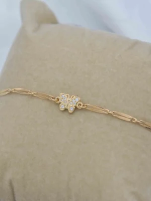 zlatna narukvica leptir od žutog ili belog zlata, simbol slobode i transformacije, dostupna u više debljina